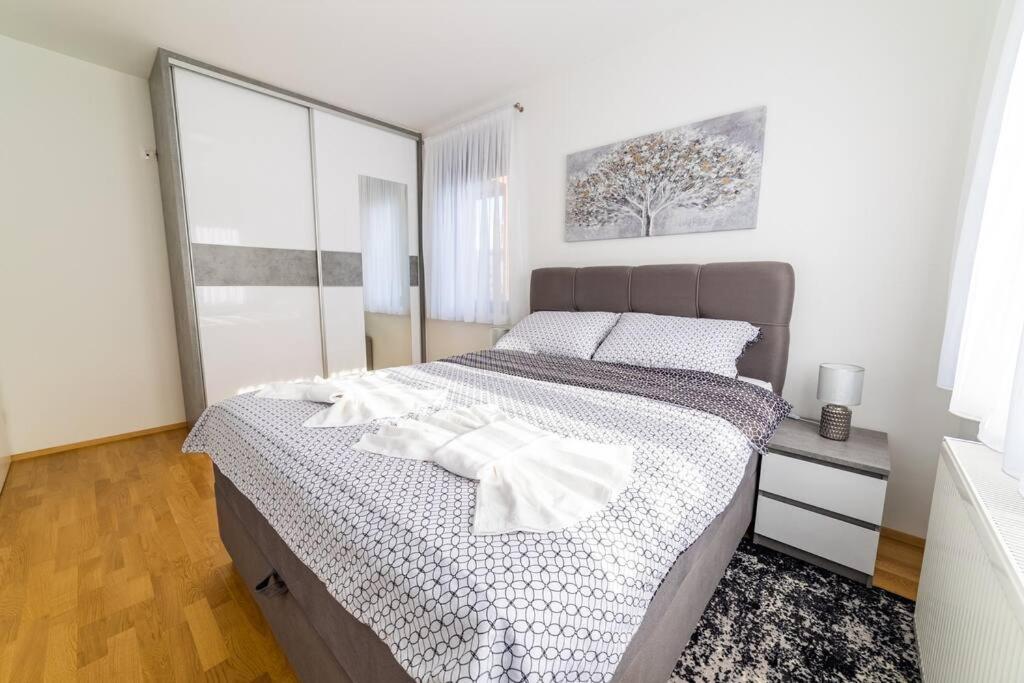 Apartman Lux Self Check-In Virovitica Buitenkant foto