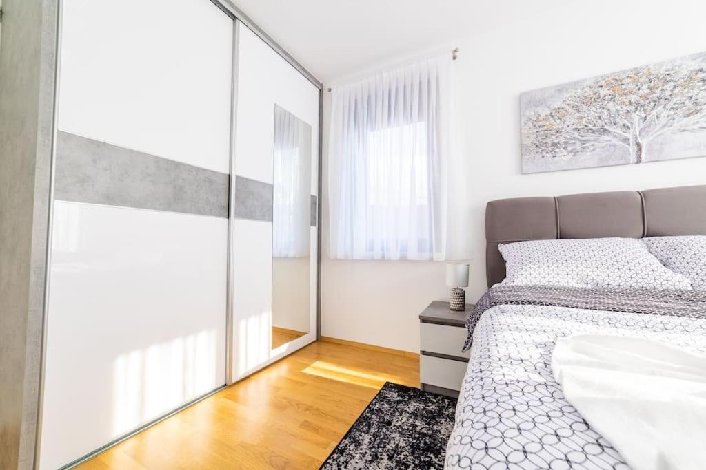Apartman Lux Self Check-In Virovitica Buitenkant foto