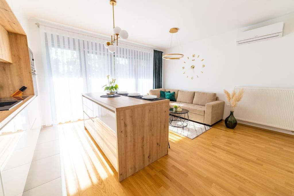 Apartman Lux Self Check-In Virovitica Buitenkant foto