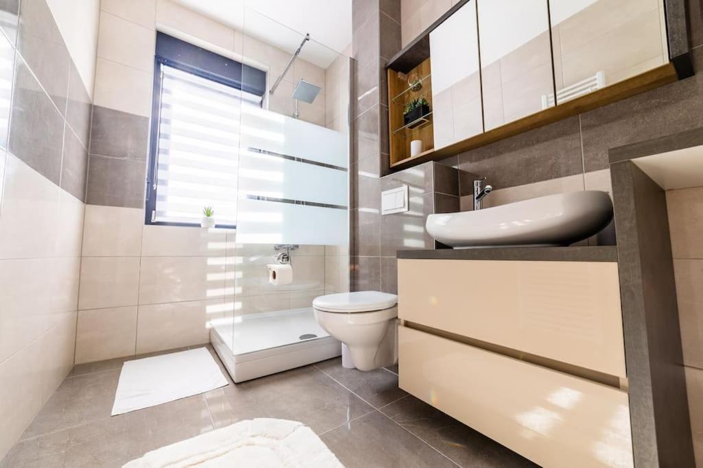 Apartman Lux Self Check-In Virovitica Buitenkant foto